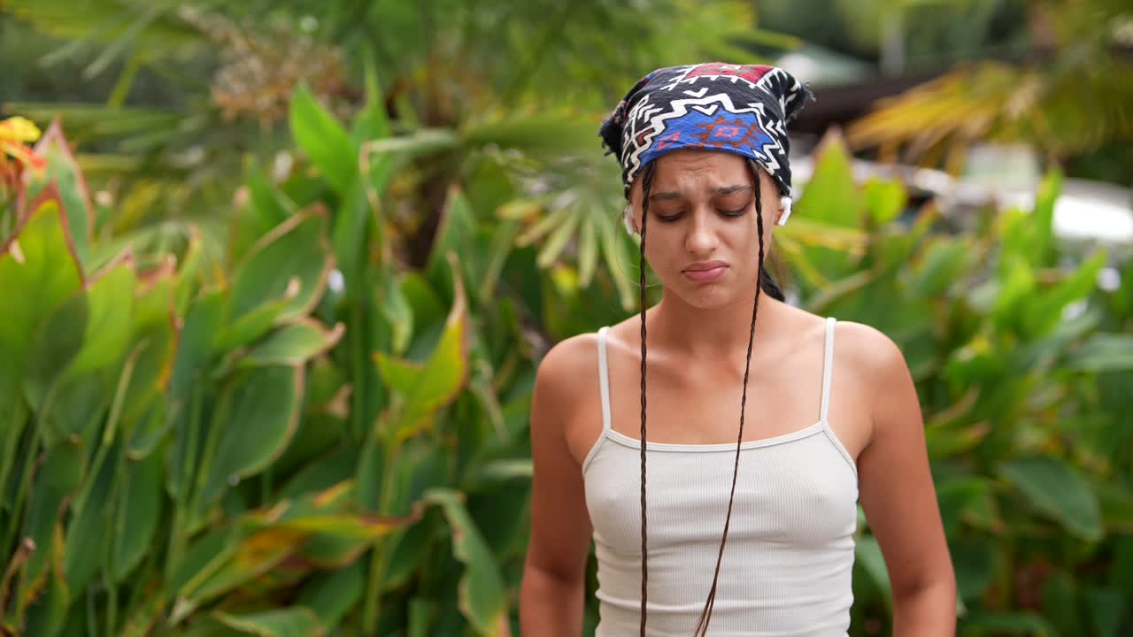 야외에서 고통을 경험하는 여성