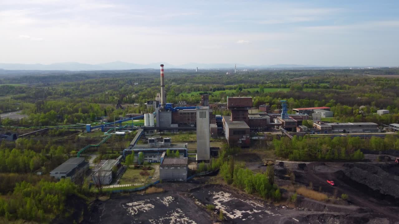 старый угольный шахтный лифт и кучи шлака позади в карвине в солнечный день
