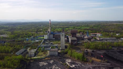 viejo ascensor de la mina de carbón y pilas de escoria detrás de karvina en un día soleado