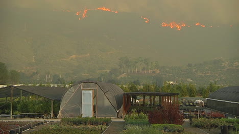 el incendio de thomas arde fuera de control en las colinas detrás de carpenteria california