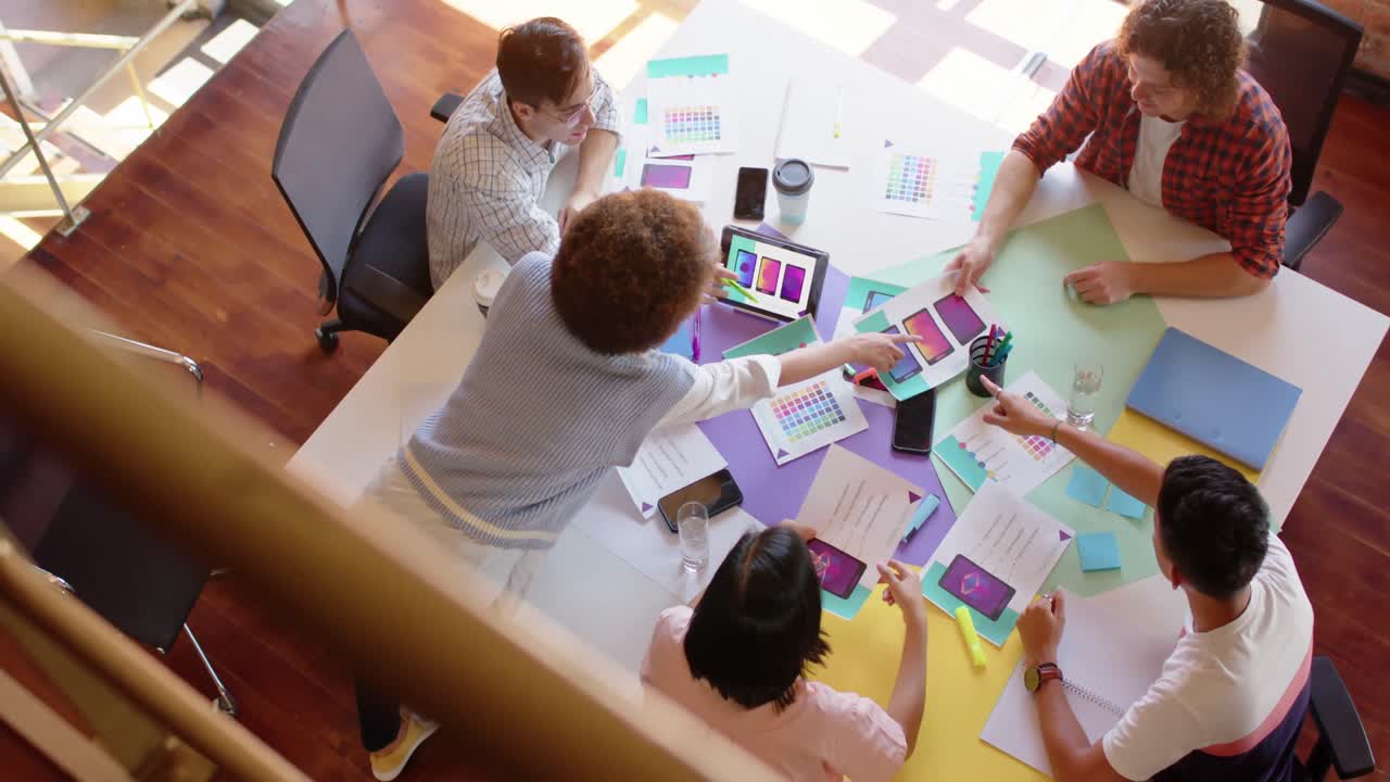 la cabeza de diversos colegas creativos masculinos y femeninos en una reunión casual, en cámara lenta.