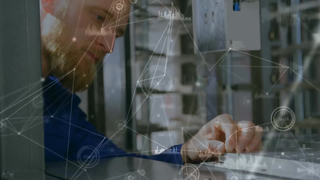 animación de la red de conexiones y datos diversos sobre el hombre caucásico reparando hardware informático