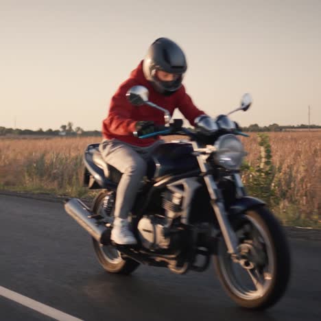 paseos en moto por una carretera poco profunda