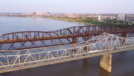 Antena-De-Los-Emblemáticos-Tres-Puentes-De-Acero-Sobre-El-Río-Mississippi-Con-Fondo-De-Memphis,-Tennessee