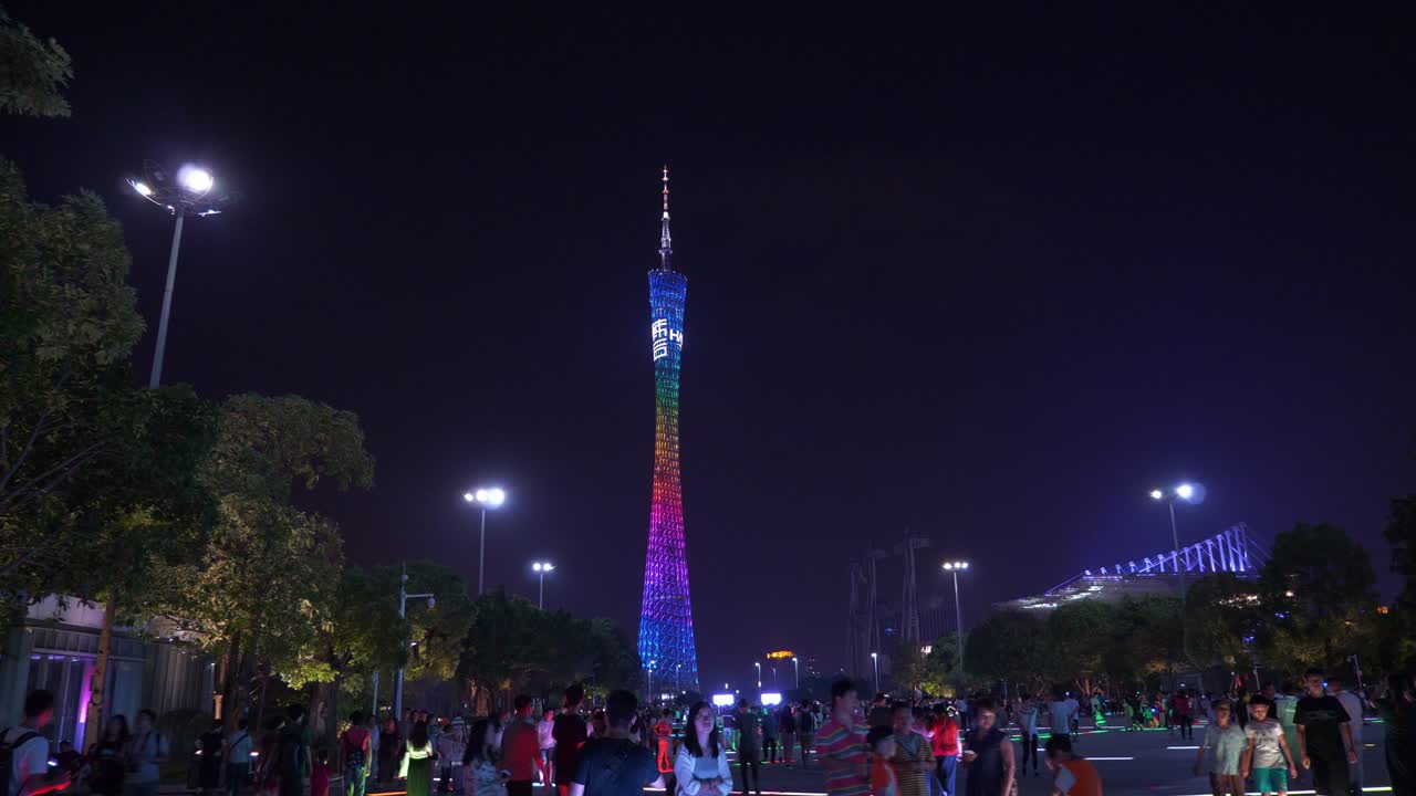 밤에는 광저우 시의 유명한 칸톤 타워가 비고, 광장 전체가 4k 파노라마로 가득 차 있다.