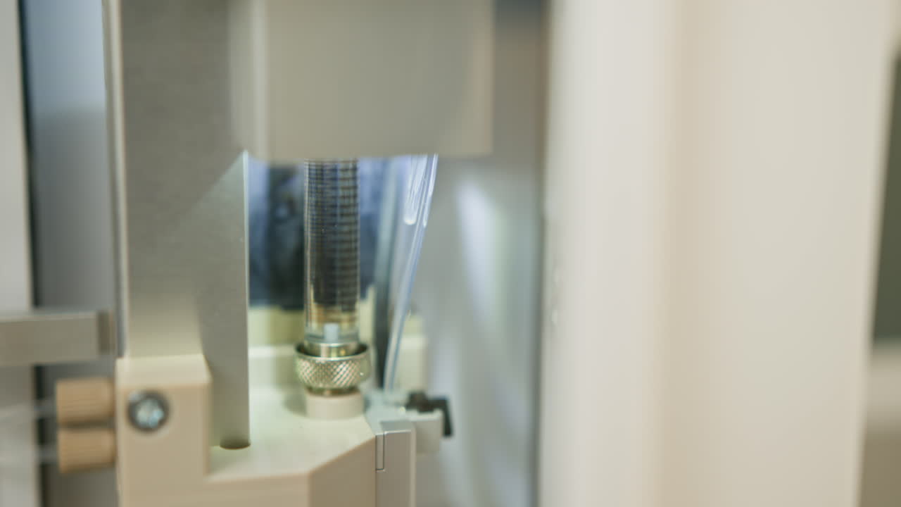 Primo piano di una macchina da laboratorio con tubi