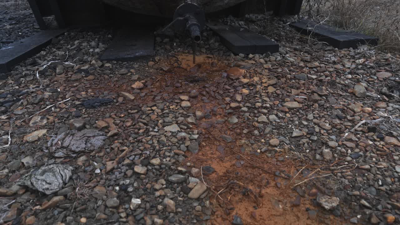 piedras en padure con agua goteando de un gran tanque de agua - rumania