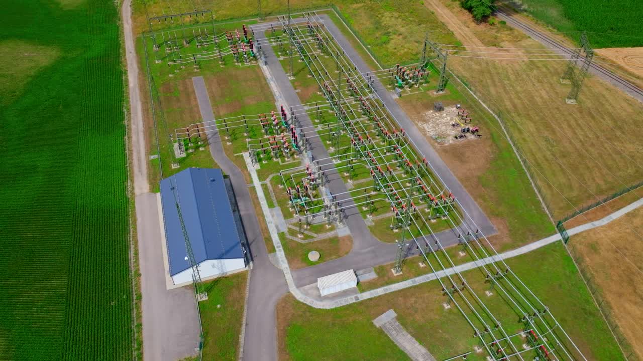 변압기 를 갖춘 고전력 전기 변전소 의 공중 사진