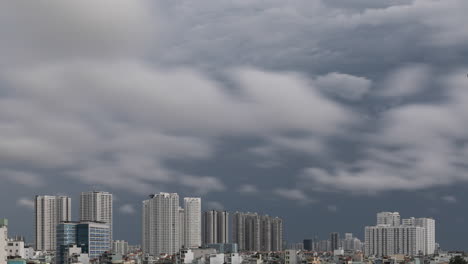 Lapso-De-Tiempo-De-La-Escena-Urbana-Con-Nubes-Que-Se-Mueven-Rápidamente-Usando-Una-Velocidad-De-Obturación-Lenta