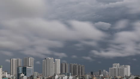 lapso de tiempo de la escena urbana con nubes que se mueven rápidamente usando una velocidad de obturación lenta