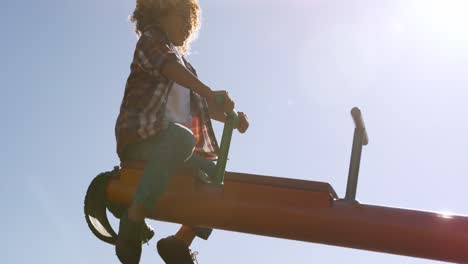 Niño-Divirtiéndose-En-El-Patio-De-Recreo