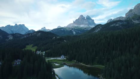 Famosos-Tres-Picos-Altos-De-Lavadoredo-De-Dolomitas-Rodeados-Por-El-Lago-Misurina,-Alpes