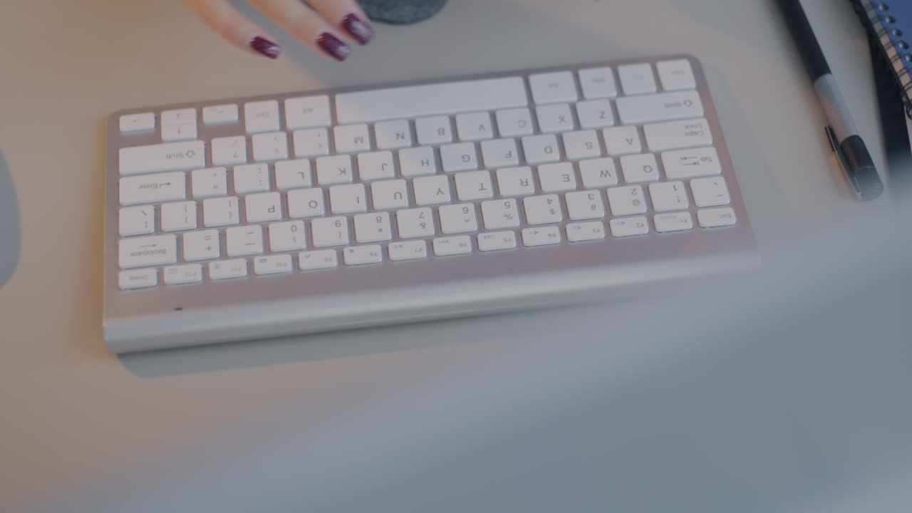 mujer escribiendo en un teclado