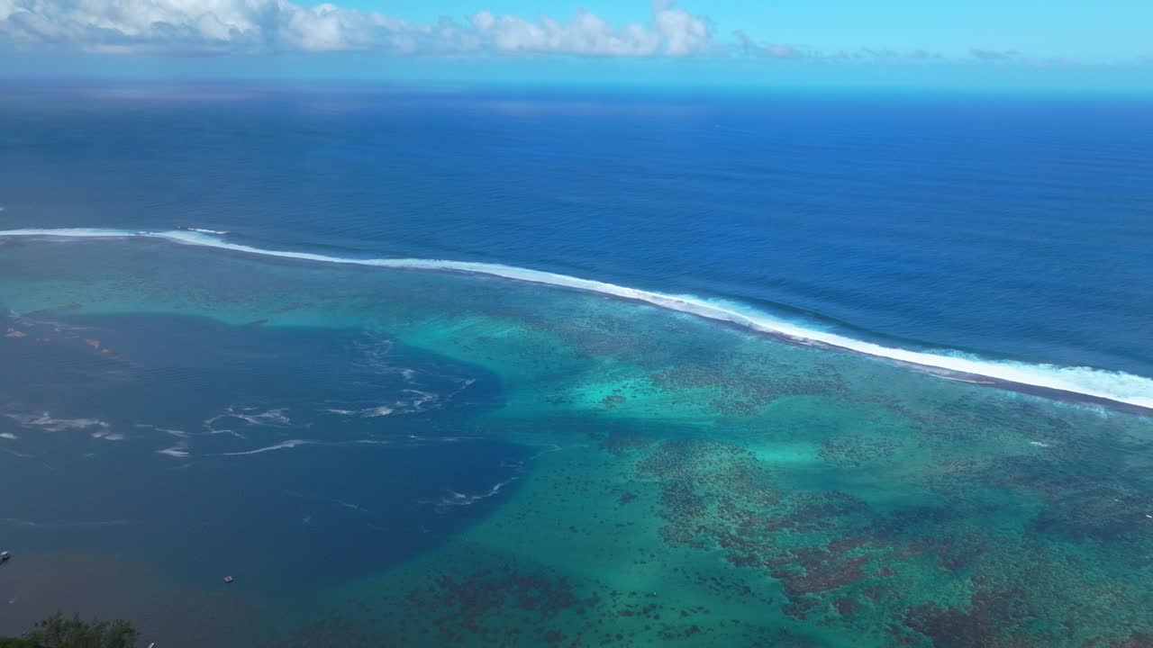 타히티 (tahiti) - 프랑스령 폴리네시아 (french polynesia) 의 해상에서 볼 수 있는 무인기 전망 (aerial drone view) - 해안선 통로, 은 산호초, 파도, 파도가 부히는 파도, 푸른 태평양, 바다, 이 은 지점, 파레마호라 패스, 하와이 포워드 패스,