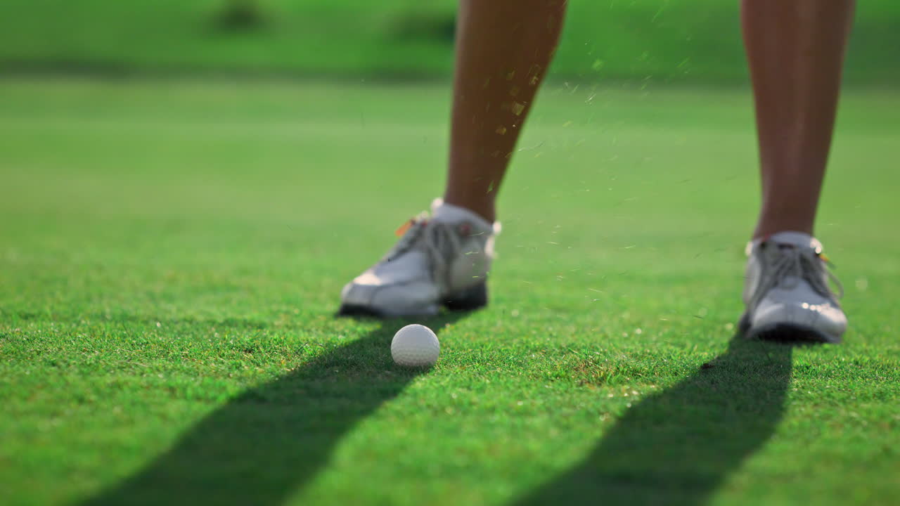 las piernas de una mujer deportiva jugando al golf en un campo verde.