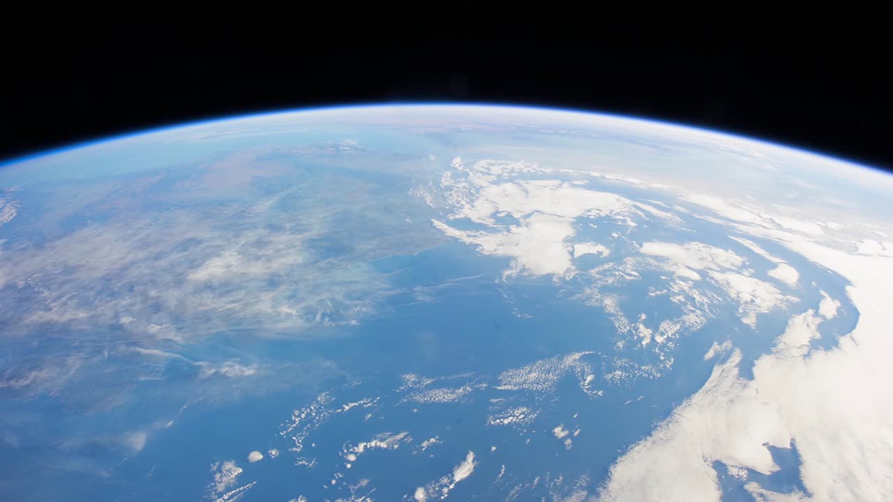 международная космическая станция пролетает над землей 1 день