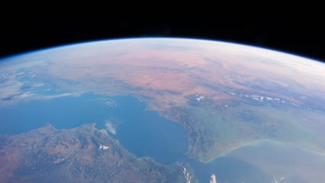 la estación espacial internacional sobrevuela la tierra el día 1