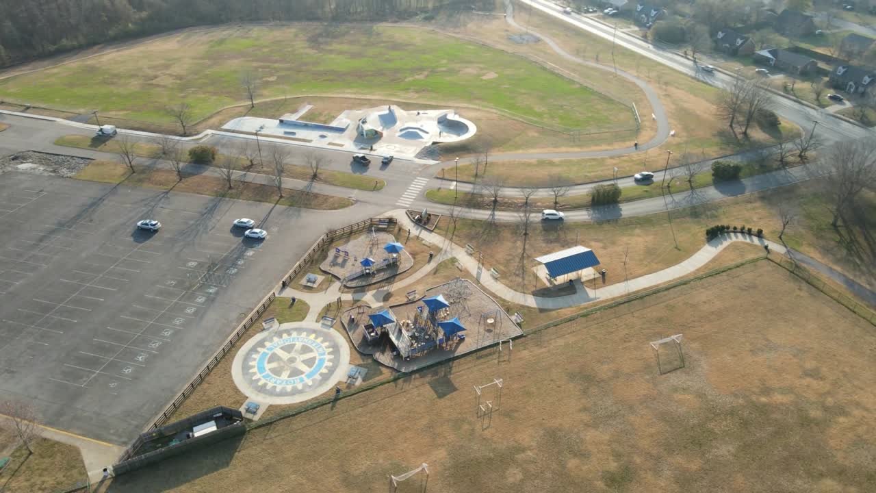 코비드 위기 동안 놀이터의 4k 헬릭스 샷, 드론에서 촬영