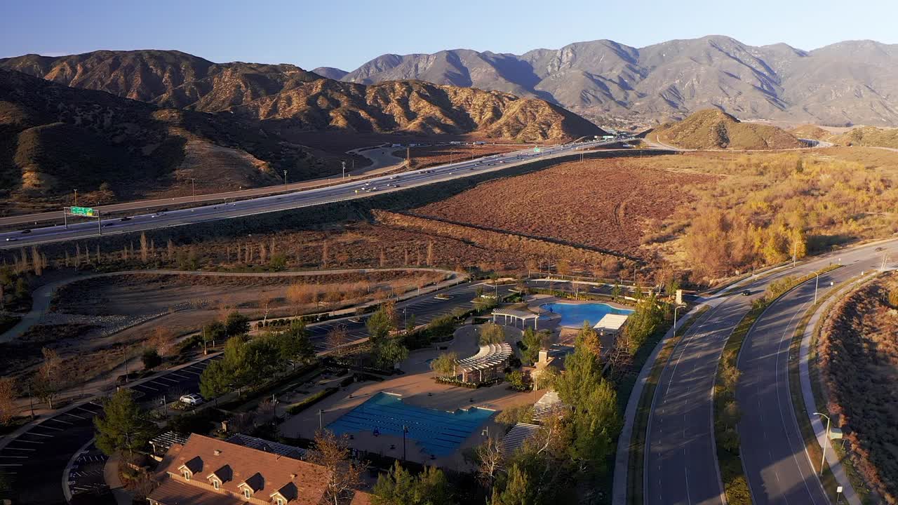 사막의 마스터 플랜 커뮤니티에서 커뮤니티 풀의 공중 하강 샷