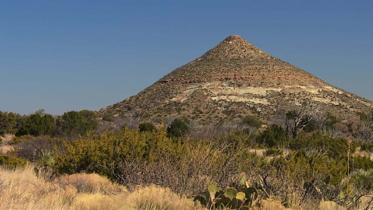 Montanha Cone no Deserto de Chihuahua, no Parque Nacional das Montanhas Guadalupe, Texas, EUA.