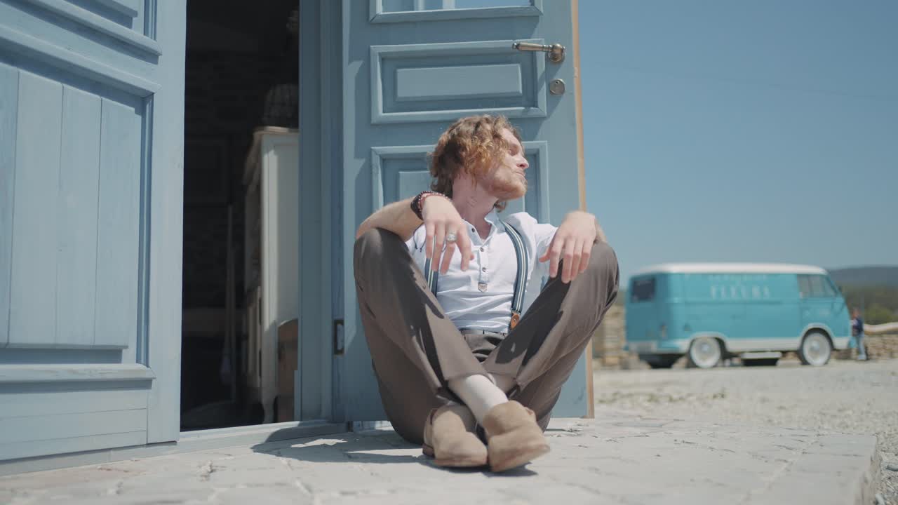 빈티지 밴 에 의해 야외 에 앉아 있는 사람