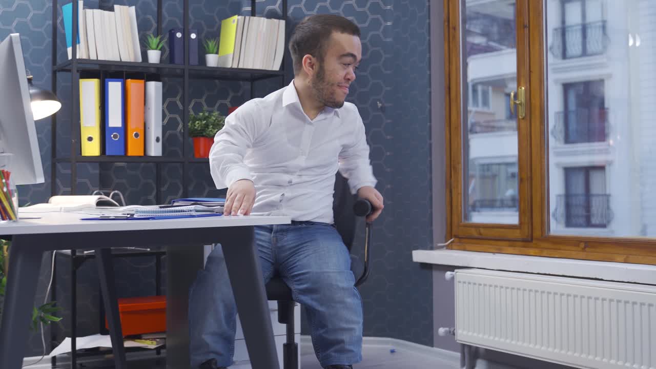 hombre enano feliz en la oficina.