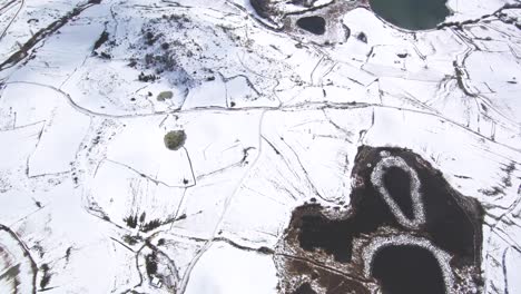 esta es una filmación de montañas en un día de nieve, también puedes ver grandes lagos y un pueblo