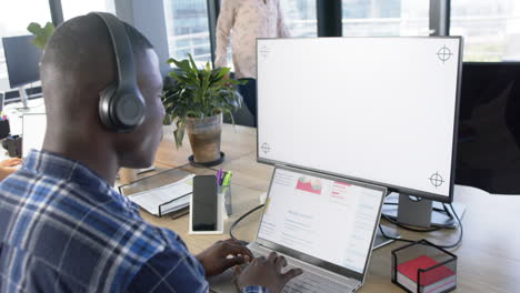 Hombre-De-Negocios-Afroamericano-Usando-Computadora-Con-Pantalla-En-Blanco-En-La-Oficina,-Cámara-Lenta,-Espacio-De-Copia