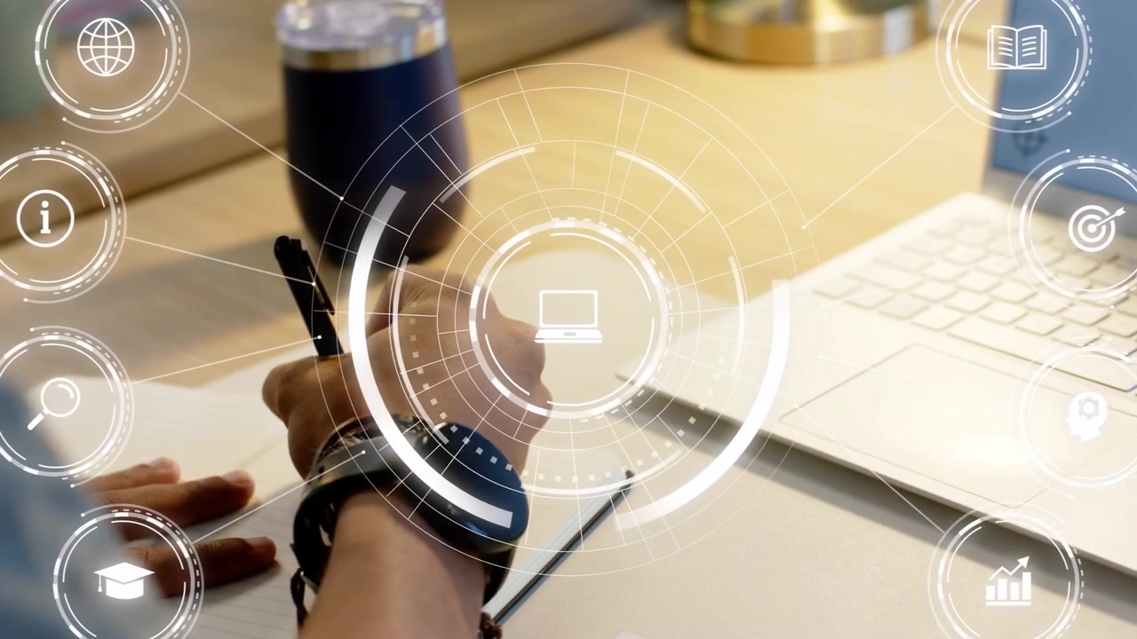 Impiegato d'ufficio che scrive su un quaderno, attivando un HUD tecnologico sopra la penna e mostrando icone che visualizzano dati.