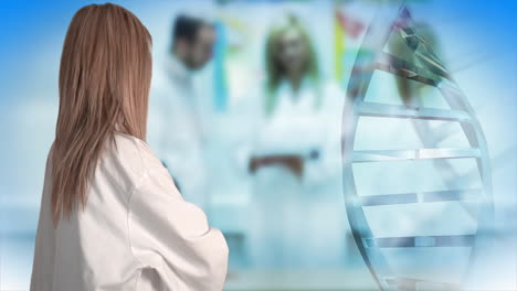 una doctora de pie frente a un equipo
