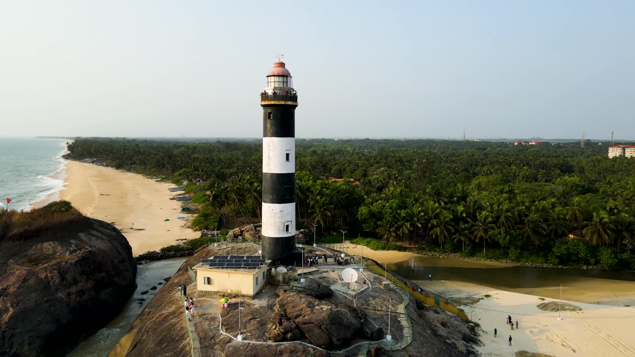 tomada aérea del impresionante faro y las costas de la playa de kapu, udupi