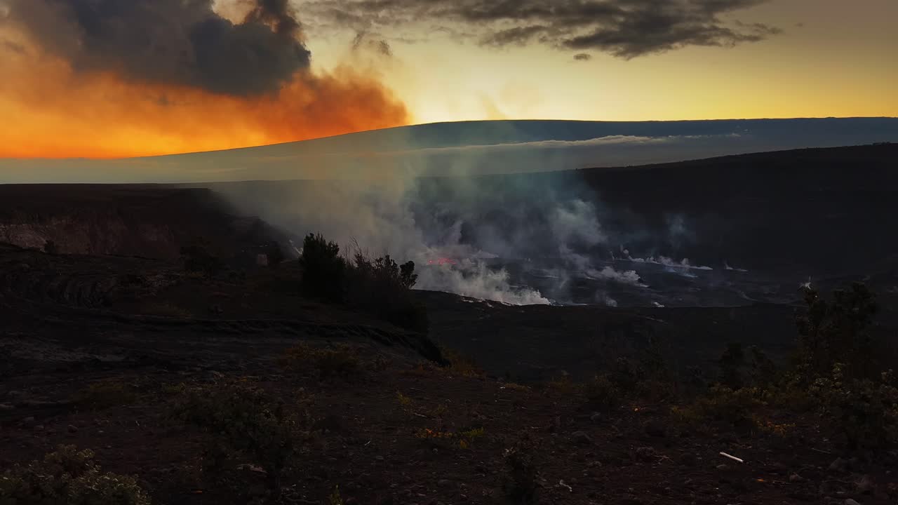 la lava entra en erupción del volcán kilauea en la isla grande, hawaii al atardecer - ancho