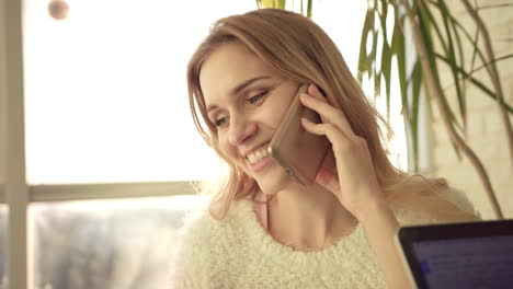 Mujer-Rubia-Hablando-Por-Teléfono.-Retrato-De-Mujer-Trabajadora-Hablando-Por-Móvil