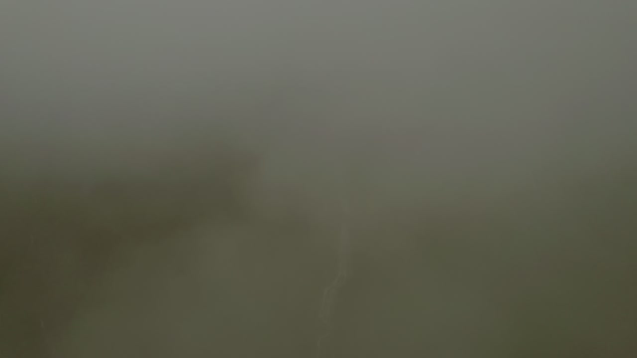 안개와 구름이 가득한 베트남의 사파 산맥 (sa pa) 의 안개와 습한 대기 중 다층 폭포의 공중 풍경