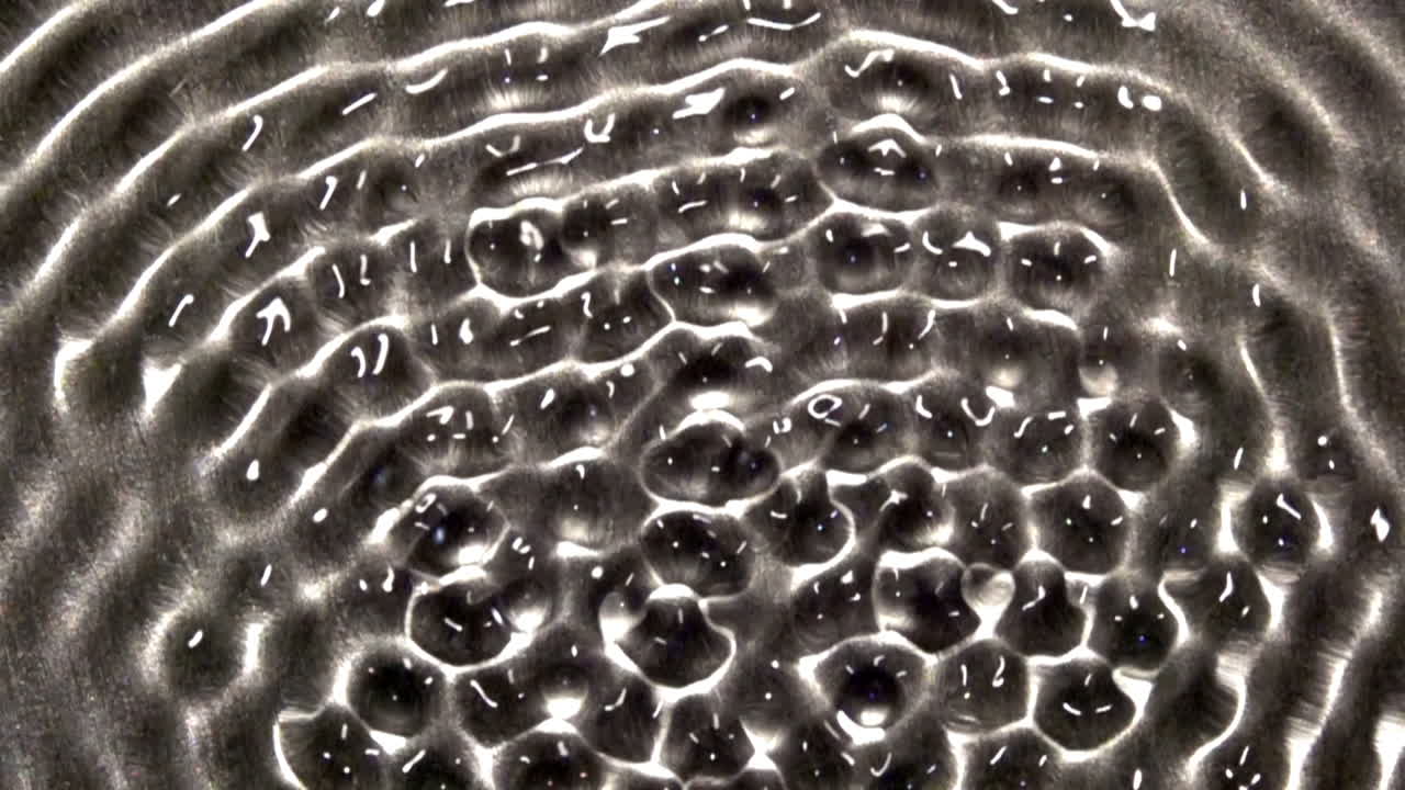 곡선 하이라이트가 있는 파형이 커졌다가 가라앉습니다.