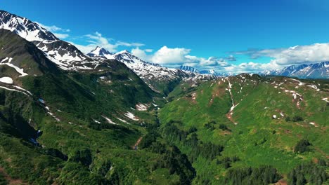 Grüne-Abfallende-Berge-Und-Schneebedeckte-In-Missoula-County,-Montana,-Usa