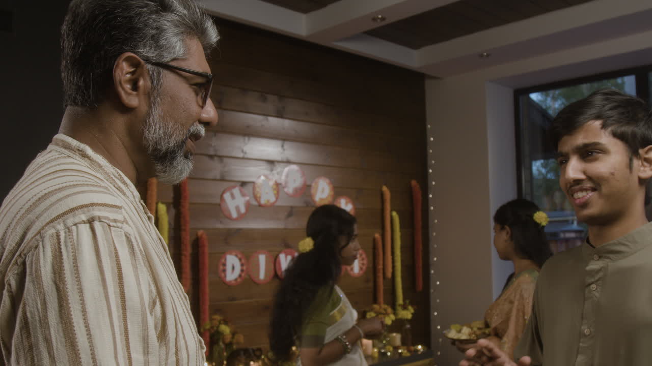 Семья празднует Дивали.