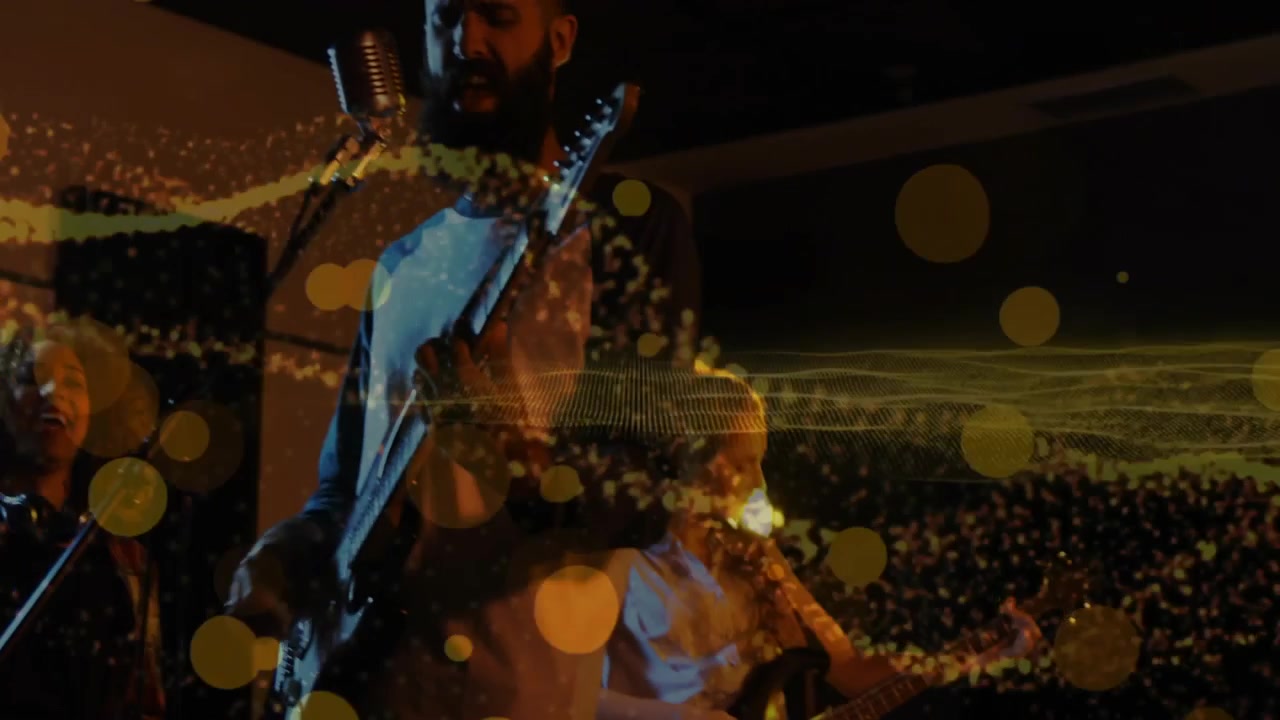 Band che suona sul palco, una pennata di chitarra che genera un'onda sonora e un bokeh dorato che rivela la band alla folla.