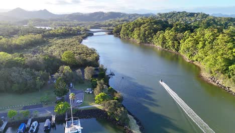 un barco viaja a lo largo de un río pintoresco