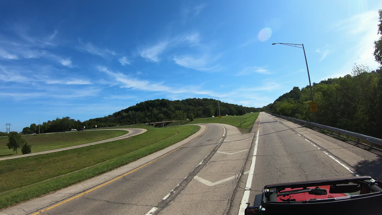 화창한 오후에 일리노이 동부 동부 인터체인지에서 선루프를 타고 운전하는 빨간 차량의 옥상 전망