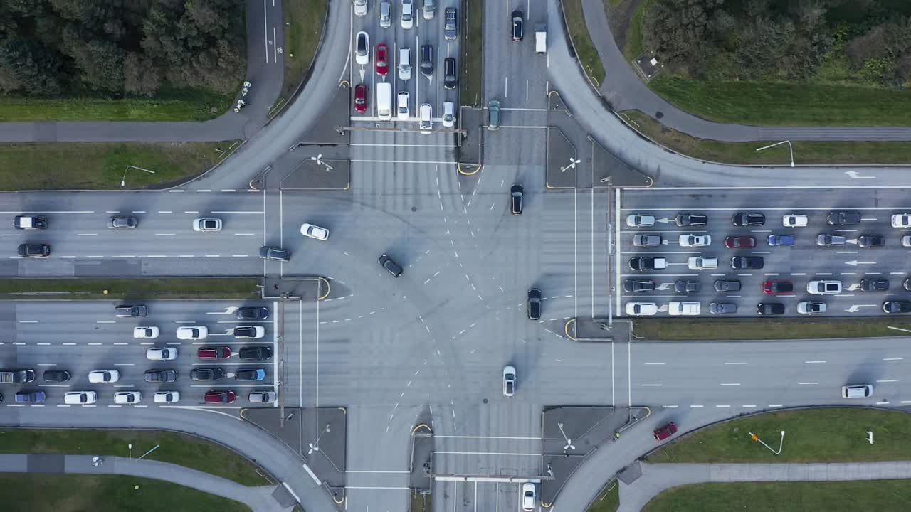 gran intersección de caminos en la capital reykjavik, hora punta de tráfico intenso, disparo de drone