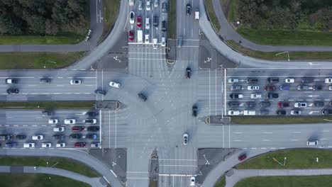 Gran-Intersección-De-Caminos-Cruzados-En-La-Capital-Reykjavik,-Hora-Punta-De-Tráfico-Intenso,-Disparo-De-Drones