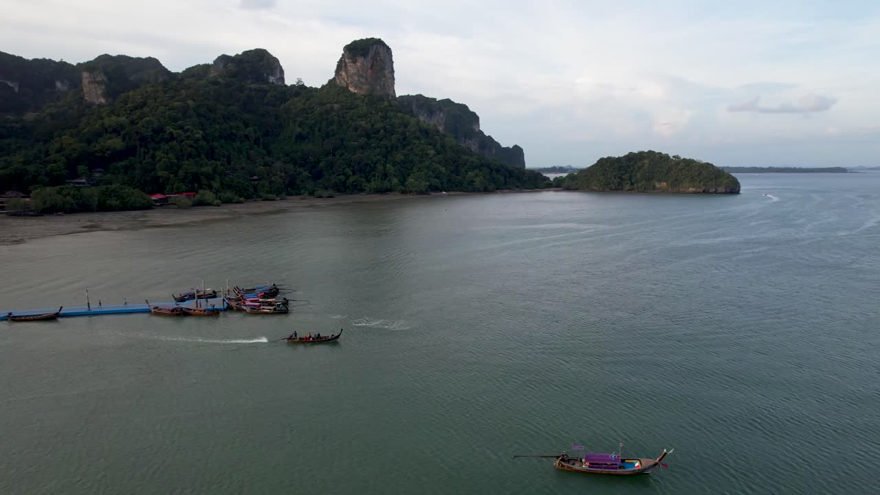 barco de cola larga, saliendo del muelle en krabi, tailandia, perspectiva aérea