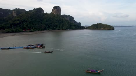 Longtail-Boot,-Abfahrt-Vom-Dock-In-Krabi,-Thailand-–-Luftperspektive