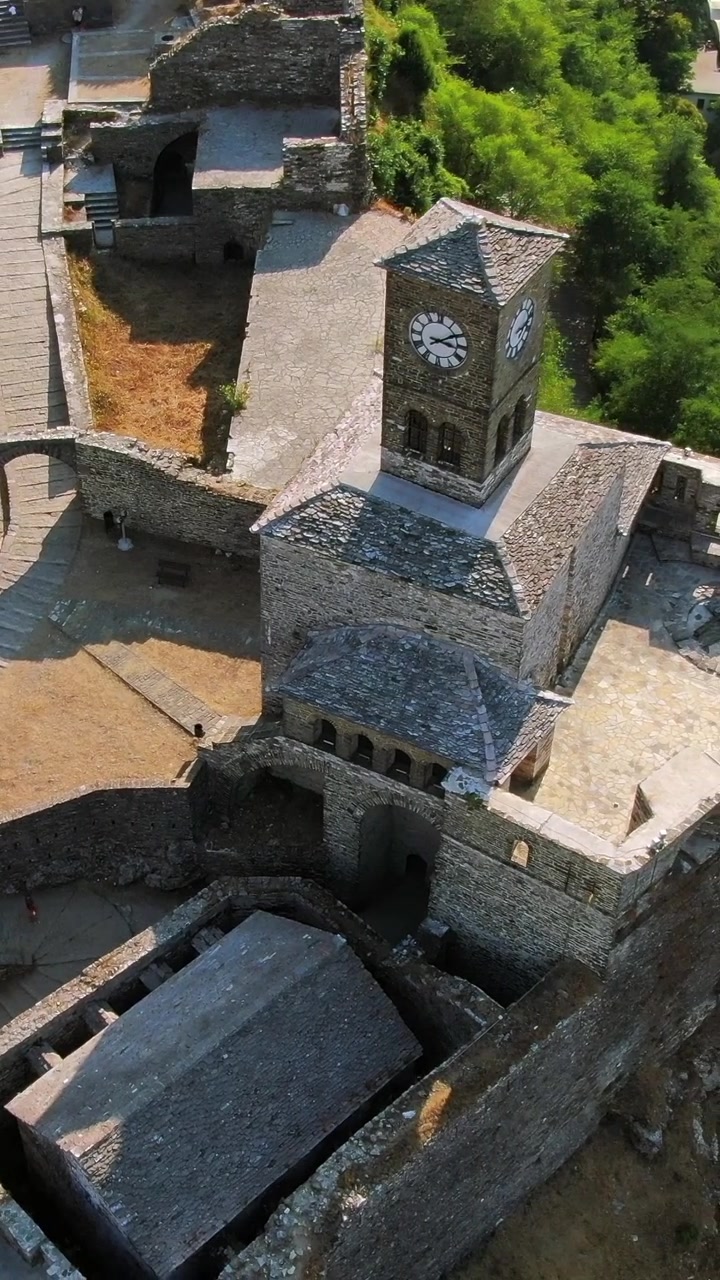 Riprese aeree con drone che mostrano l'architettura medievale in pietra della fortezza di Argirocastro e la sua iconica torre dell'orologio in Albania.