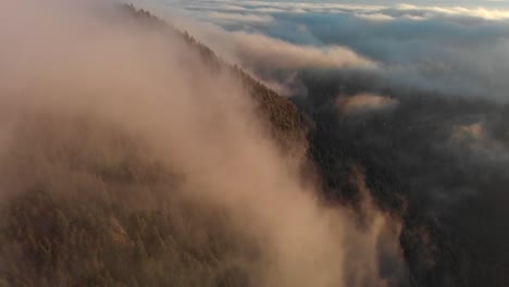 Amanecer-Alpenglow-En-La-Ladera-De-La-Montaña-Boscosa-Brumosa-Y-Valle-Brumoso