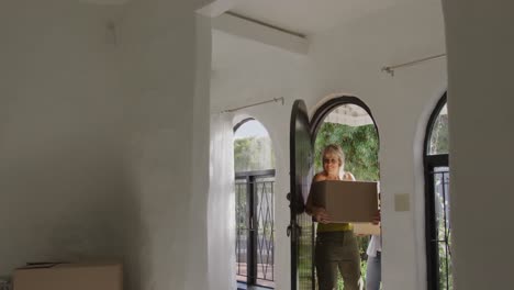 pareja que se muda a su nuevo hogar