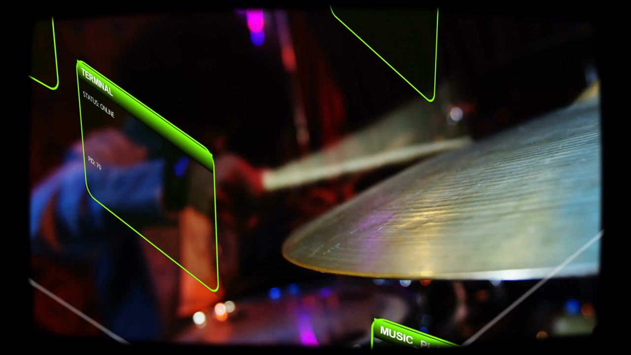 Video verticale: Batterista in denim che alza la bacchetta e colpisce un piatto sul palco per tenere il ritmo, con interfaccia utente verde
