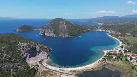 playa y bahía de halkidiki porto koufo en sithonia, grecia - círculo aéreo de 4k