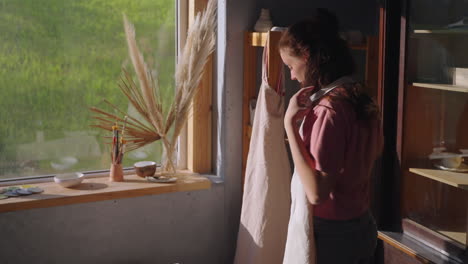 artista en el estudio de cerámica
